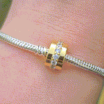 Ajoutez une touche de brillance subtile à votre collection avec le Charm Clips - Rangée Scintillante Incolore. Fabriqué en argent sterling S925, ce charm clip est orné de pierres cristallines incolores qui capturent et reflètent la lumière avec élégance. Son design raffiné et discret est parfait pour ajouter une lueur sophistiquée à votre bracelet tout en maintenant vos charms bien en place.