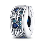 Ajoutez une touche d'exotisme à votre collection avec ce charm clips en forme d'Étoile de Mer Tropicale, parfait pour évoquer les merveilles des récifs coralliens et des océans. Fabriqué en argent sterling S925, ce charm capture les détails délicats de l’étoile de mer, avec ses textures réalistes et ses formes élégantes, inspirées des beautés tropicales sous-marines.