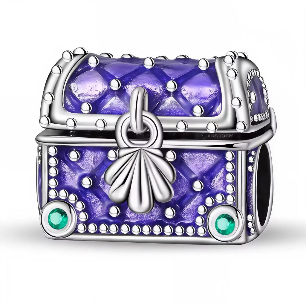Embarquez pour une aventure maritime avec le Charm Coffre au Trésor avec Coquillages, finement conçu en argent 925. Ce charm représente un petit coffre au trésor magnifiquement détaillé, rempli de coquillages délicats et d’autres trésors marins, symbole de découverte, de richesse et de souvenirs précieux.