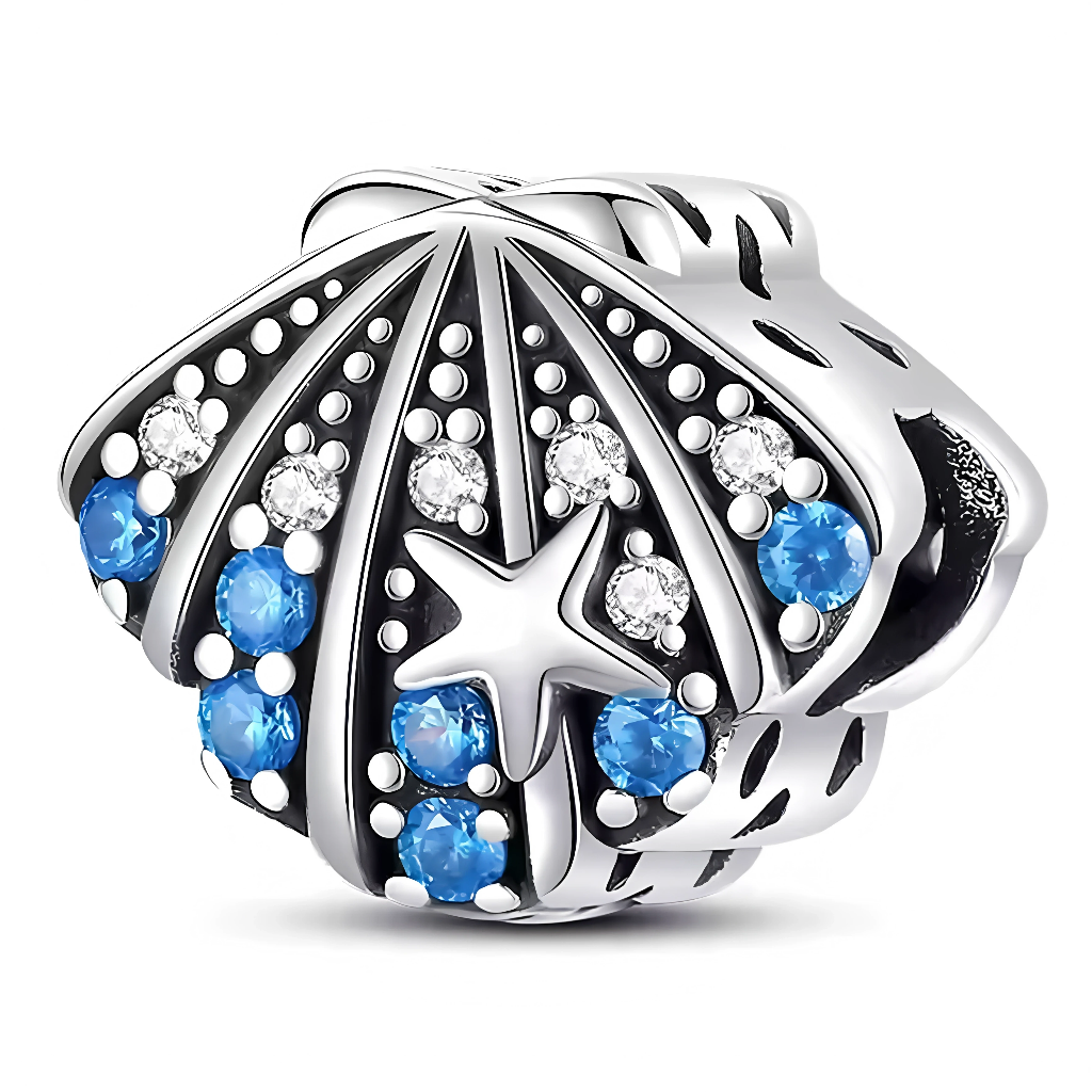 Ce charm en forme de coquillage argenté évoque la douceur de l’océan et la beauté des trésors marins. Confectionné en argent 925, il séduit par son design fin et sa brillance discrète. Parfait pour ajouter une touche estivale, naturelle et élégante à votre bracelet.