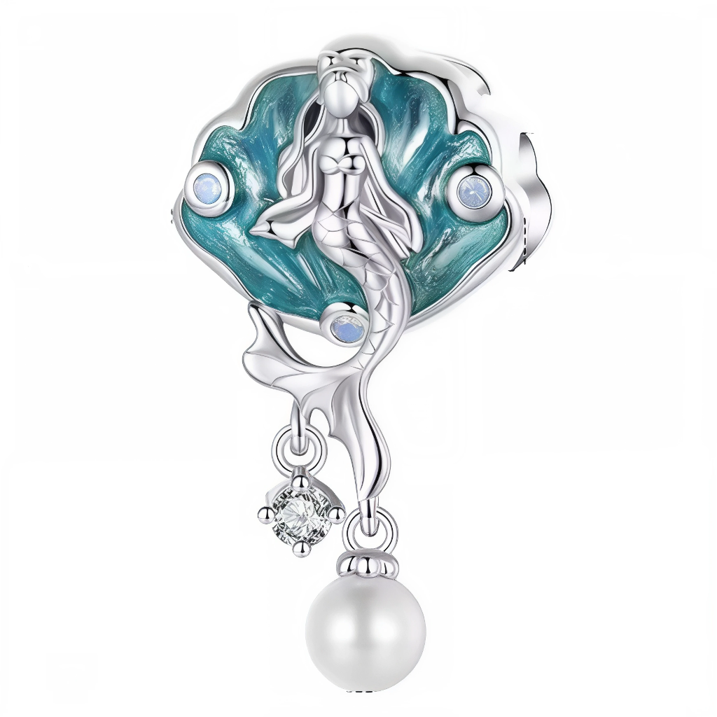 Plongez dans l’univers enchanté des océans avec ce charm représentant un coquillage ouvert abritant une petite sirène, inspiré d’Ariel. Ce bijou évoque la magie sous-marine, les rêves d’aventure et la beauté mystérieuse des fonds marins.