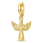 Ce charm pendentif doré met en avant une croix élancée aux lignes douces, encadrée de deux ailes d’ange déployées portant le nom « JESUS » au centre. Il symbolise la protection, la grâce et une foi profonde, pour un bijou spirituel à la fois affirmé et raffiné.

Caractéristiques :

-Matière : Base en argent 925/1000 massif, recouverte d’un placage doré lumineux pour un rendu chaleureux et précieux.
-Design : Charm pendentif composé d’une bélière lisse et arrondie, d’où descend une croix stylisée aux extrémi