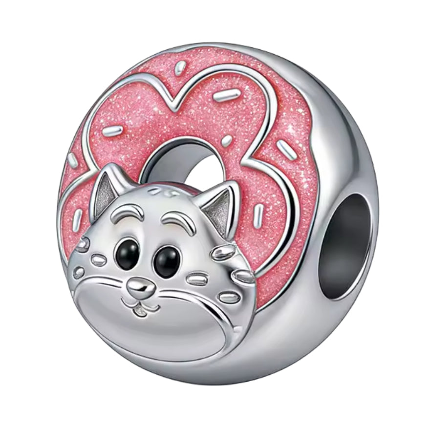 Ce charm associe la gourmandise emblématique des donuts de Zootopie à un petit chaton tout rond, comme s’il sortait tout droit d’une pâtisserie de la ville. Le donut rose pailleté rappelle les friandises colorées que l’on croise dans les rues animées, tandis que la bouille expressive du chat, avec ses grands yeux noirs et ses rayures gravées, apporte une touche chibi qui colle parfaitement à l’ambiance fun et décalée de l’univers.