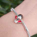Plongez dans l’univers gothique et mystérieux avec ce charm en argent 925 représentant Dracula, le légendaire comte des ténèbres. Ce bijou captivant incarne l’élégance macabre et l’aura envoûtante de ce personnage mythique, apportant une touche de mystère et de sophistication à votre collection.