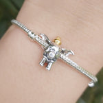 Ajoutez une note magique et attendrissante à votre bracelet avec ce charm Dumbo. En argent 925, il représente l'éléphant volant, symbole de courage et d'amour inconditionnel.