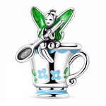 Apportez une touche féerique et délicate à votre collection avec ce charm en Argent 925 (S925), représentant une fée posée sur une tasse. Un bijou charmant et poétique parfait pour sublimer vos bracelets et colliers avec une ambiance magique.

Caractéristiques
– Matière : Argent 925 (S925).
– Design : Fée délicate posée sur une tasse détaillée.
– Coloris : Argenté brillant avec détails fins.
– Compatibilité : Convient aux bracelets à charms type Pandora et colliers.
– Style : Féérique, délicat et poétique.