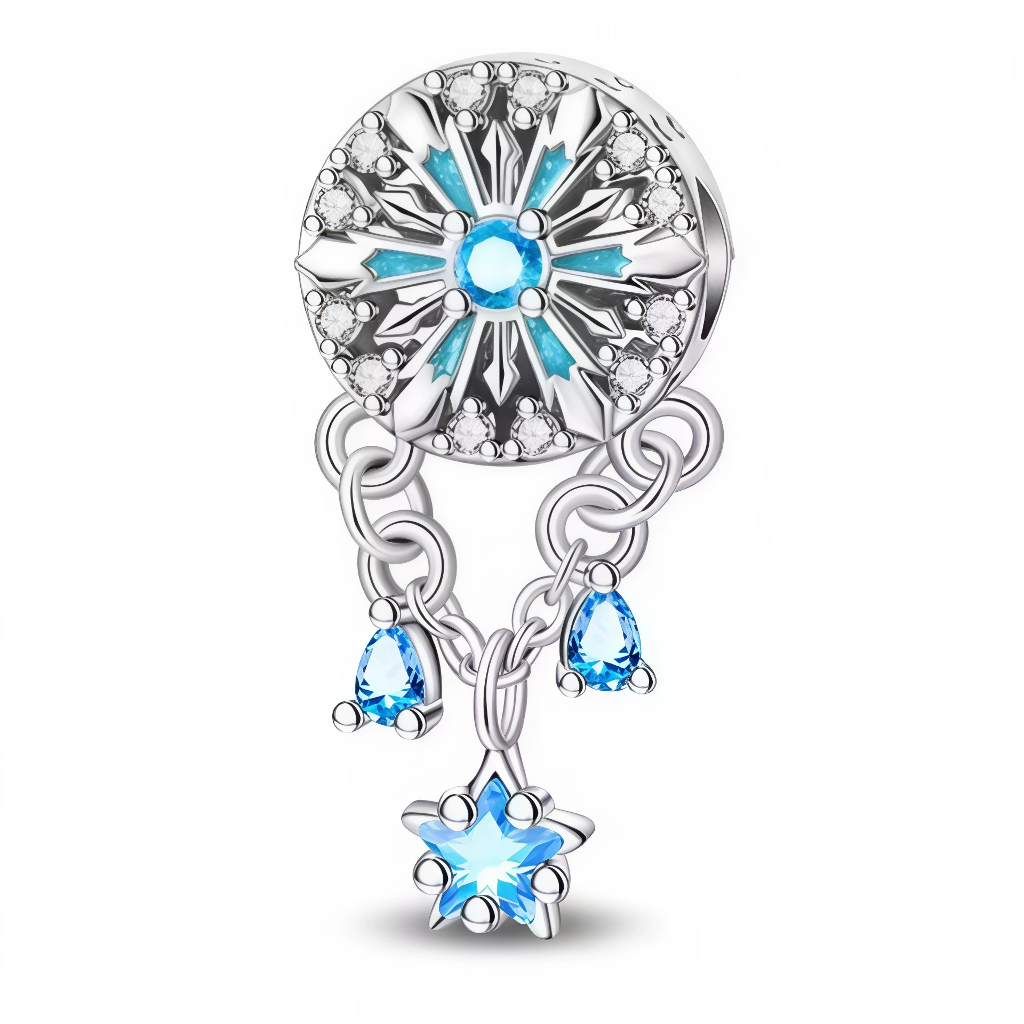 Ce charm de sécurité en argent 925 se présente comme un médaillon rond gravé d’un grand flocon stylisé, d’où descendent de fines chaînettes ornées de pierres bleues scintillantes. Il évoque les nuits d’hiver étoilées et protège votre bracelet tout en lui apportant une touche féerique.

Caractéristiques :

-Matière : Argent 925/1000 massif, finition brillante, serti de cristaux synthétiques transparents et bleus pour un éclat glacé.
-Design : Charm de sécurité composé d’un disque décoré d’un flocon rayonnant