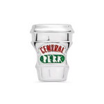 Le charm Gobelet Central Perk est un clin d'œil iconique à la célèbre série Friends et à son café incontournable où les personnages passent leurs journées. Ce charm capture l'emblématique gobelet à café avec le logo du Central Perk, parfait pour les fans de la série qui veulent emporter un peu de cet univers partout avec eux.