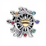 Ce charm en argent 925 représente une grande roue féerique aux gondoles ajourées, avec le symbole iconique de Mickey (tête ronde aux oreilles pointues) ciselé au centre du moyeu, lueur festive scintillante. Il symbolise manèges enchantés, joie des parcs Disney et souvenirs tournoyants d'enfance magique.

Caractéristiques :

Matière : Argent 925 poli brillant, relief Mickey central texturé.
Design : Roue circulaire dynamique.
Dimensions : 1,8 cm diamètre, pendante légère rotative.