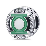 Montrez votre bravoure et votre loyauté avec ce charm Green Lantern, inspiré par le célèbre super-héros de DC Comics. Conçu en argent sterling S925, ce charm allie élégance et robustesse, capturant parfaitement l'emblématique anneau de pouvoir du Green Lantern.