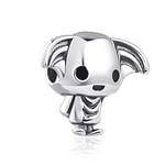 Ajoutez une touche de mystère et de magie à votre collection avec ce charm représentant Gringott, le gobelin responsable des coffres de la banque magique dans Harry Potter. Fabriqué en argent sterling 925, ce charm de haute qualité est compatible avec tous les bracelets Pandora, garantissant une intégration parfaite à votre bijou préféré. Parfait pour les fans de Harry Potter, ce charm capture l'esprit intriguant et l'autorité de Gringott avec des détails minutieusement travaillés, ajoutant une note de fant