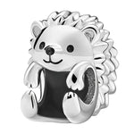 Charm représentant un adorable hérisson aux piquants finement détaillés. Son design mignon et original apporte une touche de douceur à votre bracelet ou collier.

Caractéristiques :

Matière : Argent 925 avec détails noirs et brillants.
Design : Hérisson assis aux piquants détaillés.
Style : Mignon, élégant et original.
Symbolique : Protection, douceur, curiosité et persévérance.
Compatibilité : Charm pendentif compatible avec bracelets et colliers.
