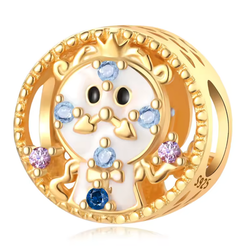 Ce charm rond en argent 925 représente l'Horloge de&nbsp;La Belle et la Bête, cadran circulaire élégant aux aiguilles figées, sourcils froncés expressifs, yeux ronds inquiets, moustaches stylisées. Il symbolise temps suspendu par malédiction, urgence amoureuse et service fidèle du château enchanté.

Caractéristiques :

Matière : Argent 925.
Design : Format rond texturé vintage, détails ciselés.
Dimensions : 1,6 cm diamètre, plat léger pendante.