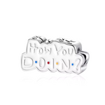 Ajoute une touche d’humour culte à ta collection avec ce charm argenté gravé de la réplique emblématique "How you doin?", rendu célèbre par Joey dans la série Friends. Fabriqué en argent 925, ce charm célèbre l’amitié, les rires et les moments inoubliables de cette sitcom légendaire. Parfait pour les fans de la série, il apporte une note décontractée et nostalgique à ton bracelet.