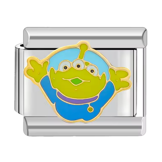 Ce charm italien attendrissant capture l’Alien en pleine action, sautant vers le porteur comme pour offrir un câlin plein de tendresse. Confectionné en acier inoxydable argenté de haute qualité, il séduit par ses détails expressifs et son éclat durable. Facile à fixer, il se glisse parfaitement sur nos bracelets composés de 17 maillons extensibles et réglables, adaptés à tous les poignets. Compatible avec tous nos charms italiens, ce bijou est idéal pour apporter une touche de douceur et de complicité ludiq