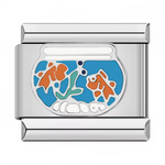 Ce charm italien en acier inoxydable argenté représente un aquarium miniature avec deux poissons rouges nageant à l’intérieur, pour une touche aquatique et poétique. Ses détails colorés et soignés évoquent la sérénité du monde marin et apportent une note rafraîchissante à votre bracelet. Facile à fixer, il s’adapte parfaitement à nos bracelets composés de 17 maillons extensibles et réglables, convenant à toutes les tailles de poignet.