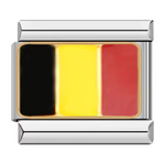 Ce charm italien en acier inoxydable argenté arbore l’inscription "Belgique" décorée aux couleurs vibrantes du drapeau belge. Alliant robustesse et finesse des détails, ce charm apporte une touche moderne et élégante à votre bracelet. Facile à fixer, il s’adapte parfaitement à nos bracelets composés de 17 maillons extensibles et réglables, convenant à toutes les tailles de poignet.