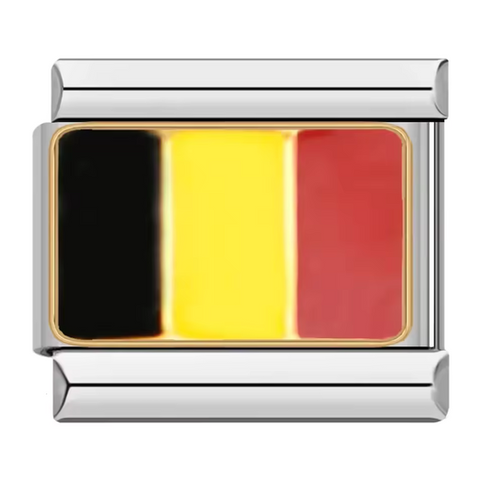 Ce charm italien en acier inoxydable argenté arbore l’inscription "Belgique" décorée aux couleurs vibrantes du drapeau belge. Alliant robustesse et finesse des détails, ce charm apporte une touche moderne et élégante à votre bracelet. Facile à fixer, il s’adapte parfaitement à nos bracelets composés de 17 maillons extensibles et réglables, convenant à toutes les tailles de poignet.