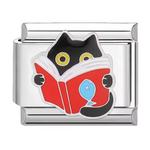 Ce charm italien en acier inoxydable argenté représente un chat noir captivé par la lecture d’un livre sur les poissons, une scène originale et pleine de charme. Avec ses détails minutieux et sa touche ludique, il apporte une note d’humour et de tendresse à votre bracelet. Facile à fixer, il s’adapte parfaitement à nos bracelets composés de 17 maillons extensibles et réglables, convenant à toutes les tailles de poignet.
