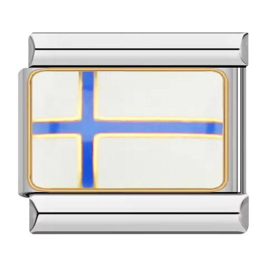 Ce charm italien en acier inoxydable argenté arbore l’inscription "Finlande" décorée aux couleurs sobres et élégantes du drapeau finlandais. Alliant robustesse et finesse des détails, ce charm apporte une touche moderne et raffinée à votre bracelet. Facile à fixer, il s’adapte parfaitement à nos bracelets composés de 17 maillons extensibles et réglables, convenant à toutes les tailles de poignet.