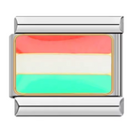 Ce charm italien en acier inoxydable argenté arbore l’inscription "Hongrie" décorée aux couleurs vives du drapeau hongrois. Alliant robustesse et finesse des détails, ce charm apporte une touche moderne et élégante à votre bracelet. Facile à fixer, il s’adapte parfaitement à nos bracelets composés de 17 maillons extensibles et réglables, convenant à toutes les tailles de poignet. 