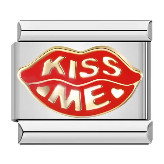 Ce charm italien en acier inoxydable argenté représente des lèvres rouges accompagnées de l’inscription "Kiss Me", pour une touche glamour et audacieuse. Avec ses détails soigneusement réalisés et sa finition éclatante, il apporte une note moderne et séduisante à votre bracelet. Facile à fixer, il s’adapte parfaitement à nos bracelets composés de 17 maillons extensibles et réglables, convenant à toutes les tailles de poignet. Compatible avec tous nos charms italiens, ce bijou est idéal pour personnaliser vo