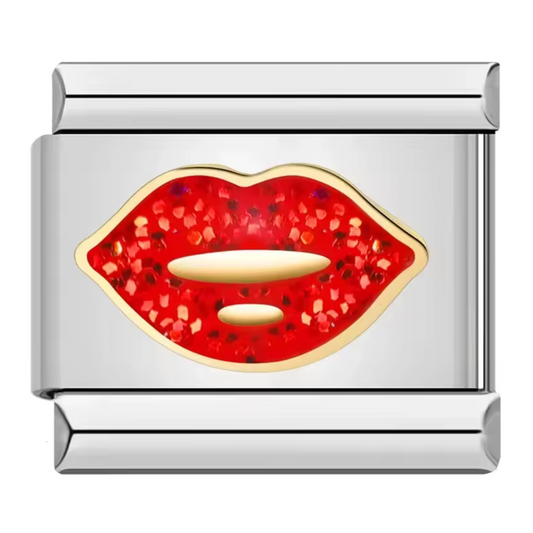 Ce charm italien en acier inoxydable argenté est orné de lèvres rouges scintillantes grâce à des paillettes délicates, apportant une touche glamour et audacieuse à votre bracelet. Son design brillant et raffiné en fait un bijou parfait pour celles qui aiment affirmer leur style. Facile à fixer, il s’adapte parfaitement à nos bracelets composés de 17 maillons extensibles et réglables, convenant à toutes les tailles de poignet. Compatible avec tous nos charms italiens,