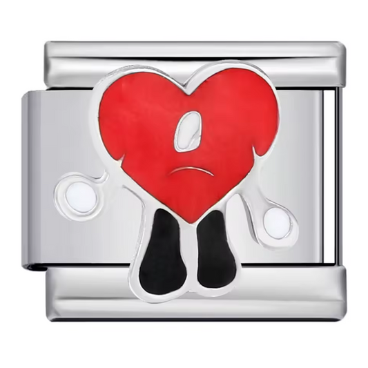 Ce charm italien en acier inoxydable argenté représente un adorable personnage en forme de cœur, apportant une touche ludique et affectueuse à votre bracelet. Avec ses détails fins et son design original, il est parfait pour exprimer tendresse et bonne humeur. Facile à fixer, il s’adapte parfaitement à nos bracelets composés de 17 maillons extensibles et réglables, convenant à toutes les tailles de poignet. Compatible avec tous nos charms italiens