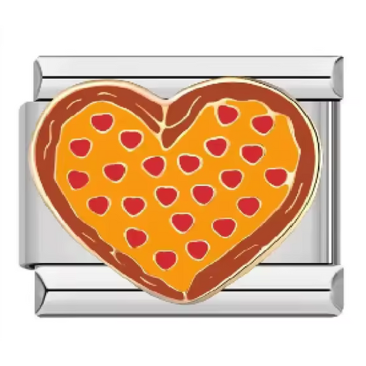 Ce charm italien en acier inoxydable argenté représente une délicieuse part de pizza en forme de cœur au centre, symbole parfait pour les amoureux de la gastronomie et des moments conviviaux. Avec ses détails colorés et sa finition soignée, il apporte une touche gourmande et originale à votre bracelet. Facile à fixer, il s’adapte parfaitement à nos bracelets composés de 17 maillons extensibles et réglables, convenant à toutes les tailles de poignet.