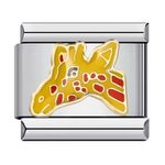 Ce charm italien en acier inoxydable argenté représente une tête de girafe élégante, finement détaillée pour capturer la beauté de cet animal majestueux. Son design délicat apporte une touche d’exotisme et de nature à votre bracelet. Facile à fixer, il s’adapte parfaitement à nos bracelets composés de 17 maillons extensibles et réglables, convenant à toutes les tailles de poignet.