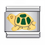 Ce charm italien en acier inoxydable argenté représente une tortue délicate avec une carapace verte ornée de doré, alliant élégance et fraîcheur. Ses détails précis apportent une touche naturelle et raffinée à votre bracelet. Facile à fixer, il s’adapte parfaitement à nos bracelets composés de 17 maillons extensibles et réglables, convenant à toutes les tailles de poignet. Compatible avec tous nos charms italiens, ce bijou est idéal pour personnaliser votre bracelet avec un symbole de chance et de sérénité.