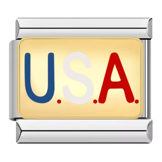 Ce charm italien en acier inoxydable argenté arbore l’inscription "USA" décorée aux couleurs vibrantes du drapeau américain, sur un fond élégant couleur or. Alliant robustesse et finesse des détails, ce charm apporte une touche moderne et chaleureuse à votre bracelet. Facile à fixer, il s’adapte parfaitement à nos bracelets composés de 17 maillons extensibles et réglables, convenant à toutes les tailles de poignet.