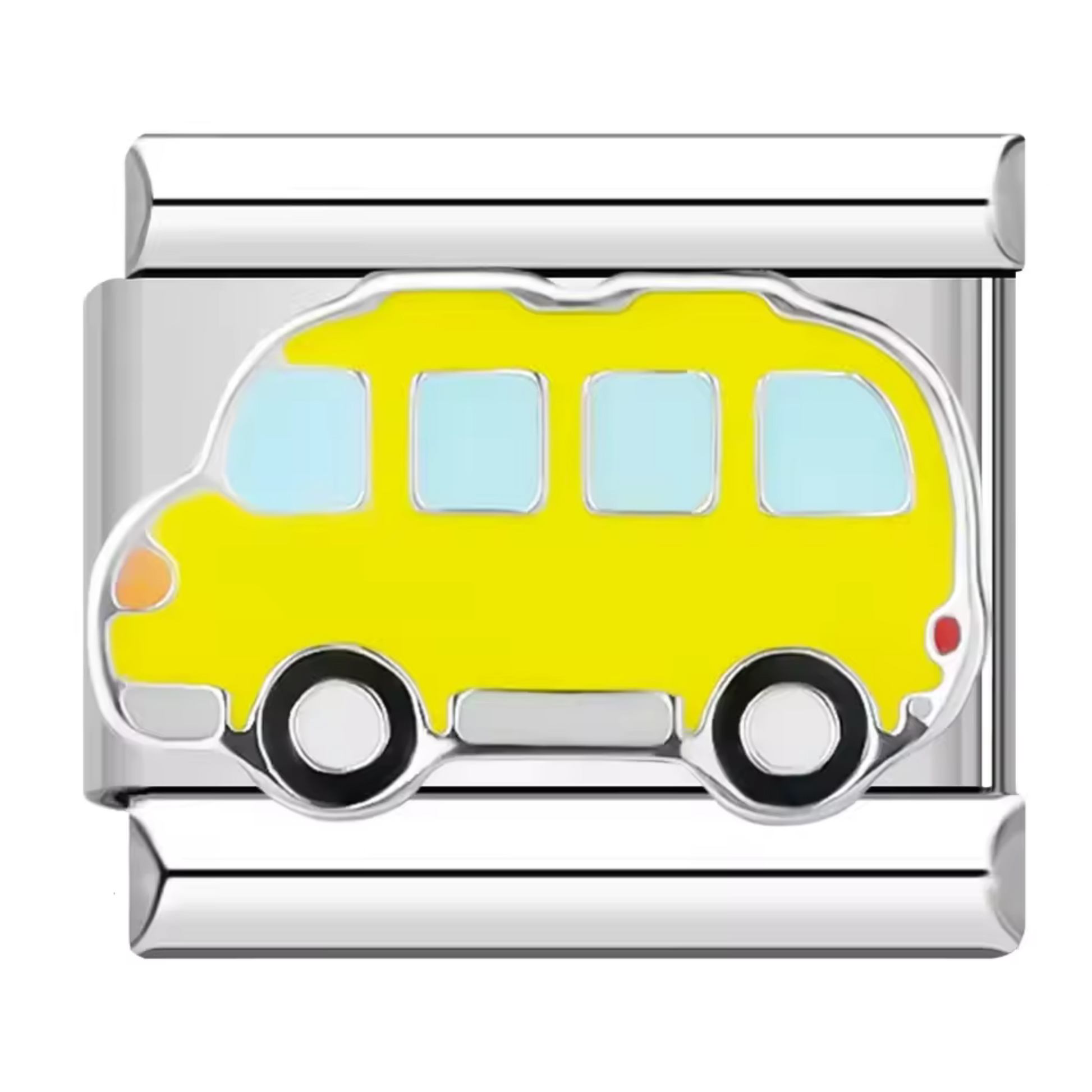 Ce charm italien en acier inoxydable argenté représente une voiture jaune éclatante, symbole de dynamisme et de style. Conçu avec des détails précis et une finition soignée, il allie robustesse et modernité pour un rendu vif et attrayant. Facile à fixer, il s’adapte parfaitement à nos bracelets composés de 17 maillons extensibles et réglables, convenant à toutes les tailles de poignet.