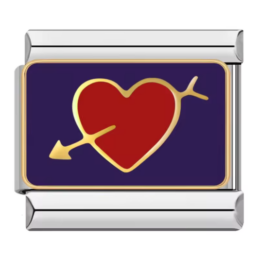 Ce charm italien en acier inoxydable argenté présente un cœur rouge vibrant transpercé par une flèche, posé sur un fond bleu éclatant. Symbole de passion et d’amour intense, ce design dynamique apporte une touche audacieuse et colorée à votre bracelet. Facile à fixer, il s’adapte parfaitement à nos bracelets composés de 17 maillons extensibles et réglables, convenant à toutes les tailles de poignet. Compatible avec tous nos charms italiens