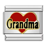 Ce charm italien en acier inoxydable argenté est décoré d’un cœur rouge lumineux accompagné de l’inscription "Grandma", un hommage tendre et élégant aux grands-mères. Son design raffiné et ses couleurs chaleureuses en font un bijou idéal pour exprimer l’amour familial. Facile à fixer, il s’adapte parfaitement à nos bracelets composés de 17 maillons extensibles et réglables, convenant à toutes les tailles de poignet. Compatible avec tous nos charms italiens