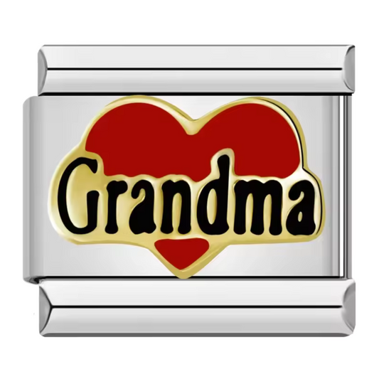 Ce charm italien en acier inoxydable argenté est décoré d’un cœur rouge lumineux accompagné de l’inscription "Grandma", un hommage tendre et élégant aux grands-mères. Son design raffiné et ses couleurs chaleureuses en font un bijou idéal pour exprimer l’amour familial. Facile à fixer, il s’adapte parfaitement à nos bracelets composés de 17 maillons extensibles et réglables, convenant à toutes les tailles de poignet. Compatible avec tous nos charms italiens