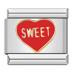 Ce charm italien en acier inoxydable argenté est orné d’un cœur rouge vif au centre, accompagné de l’inscription "SWEET" qui apporte une touche douce et affectueuse. Son design moderne et coloré ajoute une note tendre et pleine de charme à votre bracelet. Facile à fixer, il s’adapte parfaitement à nos bracelets composés de 17 maillons extensibles et réglables, convenant à toutes les tailles de poignet. Compatible avec tous nos charms italiens