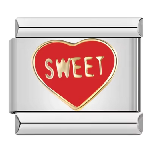 Ce charm italien en acier inoxydable argenté est orné d’un cœur rouge vif au centre, accompagné de l’inscription "SWEET" qui apporte une touche douce et affectueuse. Son design moderne et coloré ajoute une note tendre et pleine de charme à votre bracelet. Facile à fixer, il s’adapte parfaitement à nos bracelets composés de 17 maillons extensibles et réglables, convenant à toutes les tailles de poignet. Compatible avec tous nos charms italiens