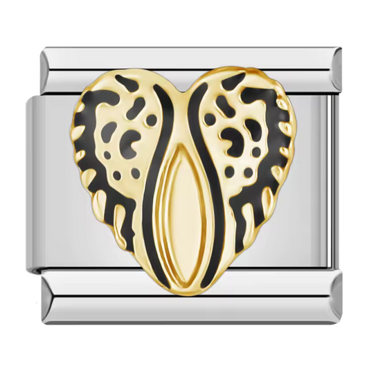 Ce charm italien en acier inoxydable argenté est sublimé par un délicat cœur d’ange doré, symbole de pureté et de protection. Son design raffiné et sa finition bicolore en font un bijou plein d’élégance et de tendresse. Facile à fixer, il s’adapte parfaitement à nos bracelets composés de 17 maillons extensibles et réglables, convenant à toutes les tailles de poignet. Compatible avec tous nos charms italiens, ce bijou est idéal pour personnaliser votre bracelet avec une touche douce et angélique.