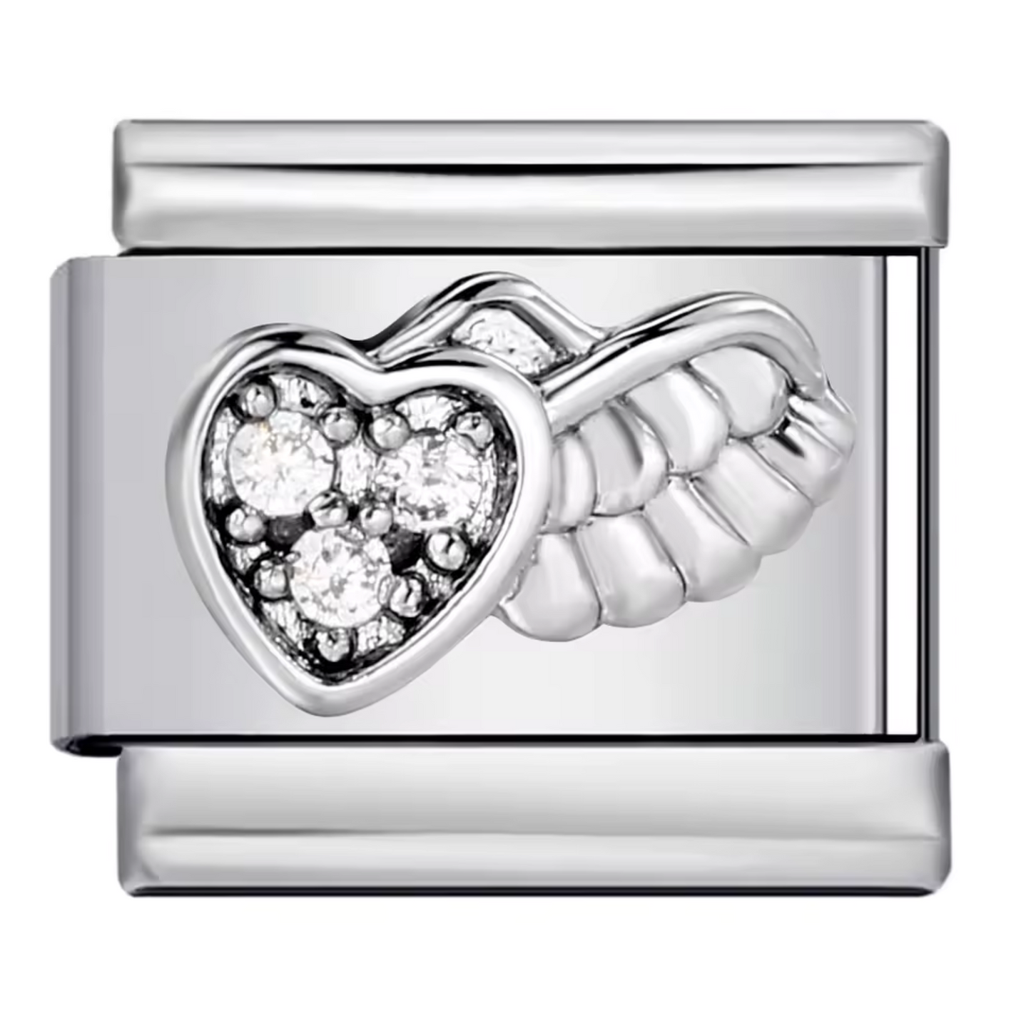 Ce charm italien en acier inoxydable argenté représente un cœur délicat orné de magnifiques ailes d’ange, symbole de protection et d’amour céleste. Son design élégant et ses détails raffinés apportent une touche douce et spirituelle à votre bracelet. Facile à fixer, il s’adapte parfaitement à nos bracelets composés de 17 maillons extensibles et réglables, convenant à toutes les tailles de poignet. Compatible avec tous nos charms italiens