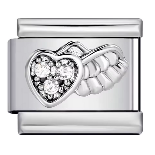 Ce charm italien en acier inoxydable argenté représente un cœur délicat orné de magnifiques ailes d’ange, symbole de protection et d’amour céleste. Son design élégant et ses détails raffinés apportent une touche douce et spirituelle à votre bracelet. Facile à fixer, il s’adapte parfaitement à nos bracelets composés de 17 maillons extensibles et réglables, convenant à toutes les tailles de poignet. Compatible avec tous nos charms italiens