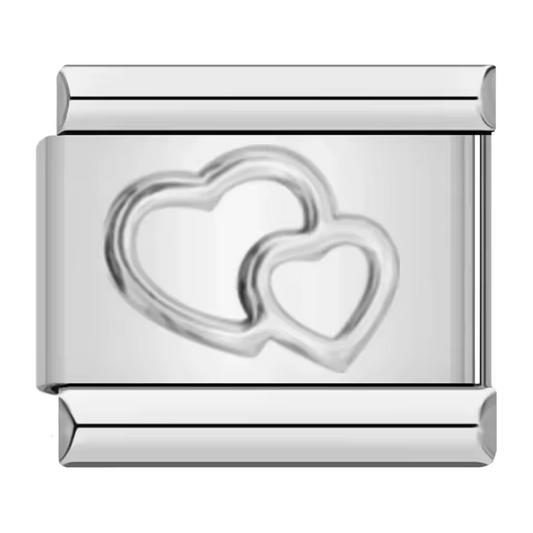 Ce charm italien en acier inoxydable argenté représente deux cœurs entrelacés, symboles d’amour et de complicité. Son design élégant et sa finition brillante apportent une touche romantique et moderne à votre bracelet. Facile à fixer, il s’adapte parfaitement à nos bracelets composés de 17 maillons extensibles et réglables, convenant à toutes les tailles de poignet. Compatible avec tous nos charms italiens, ce bijou est idéal pour personnaliser votre bracelet avec une note tendre et sophistiquée