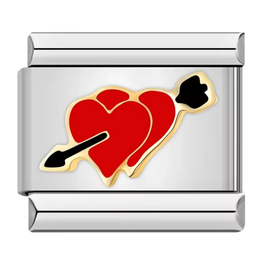 Ce charm italien en acier inoxydable argenté représente deux cœurs rouges entrelacés, transpercés par une flèche, symbole parfait de l’amour passionné et du lien éternel. Avec ses détails soignés et ses couleurs vives, il ajoute une touche romantique et audacieuse à votre bracelet. Facile à fixer, il s’adapte parfaitement à nos bracelets composés de 17 maillons extensibles et réglables, convenant à toutes les tailles de poignet. 
