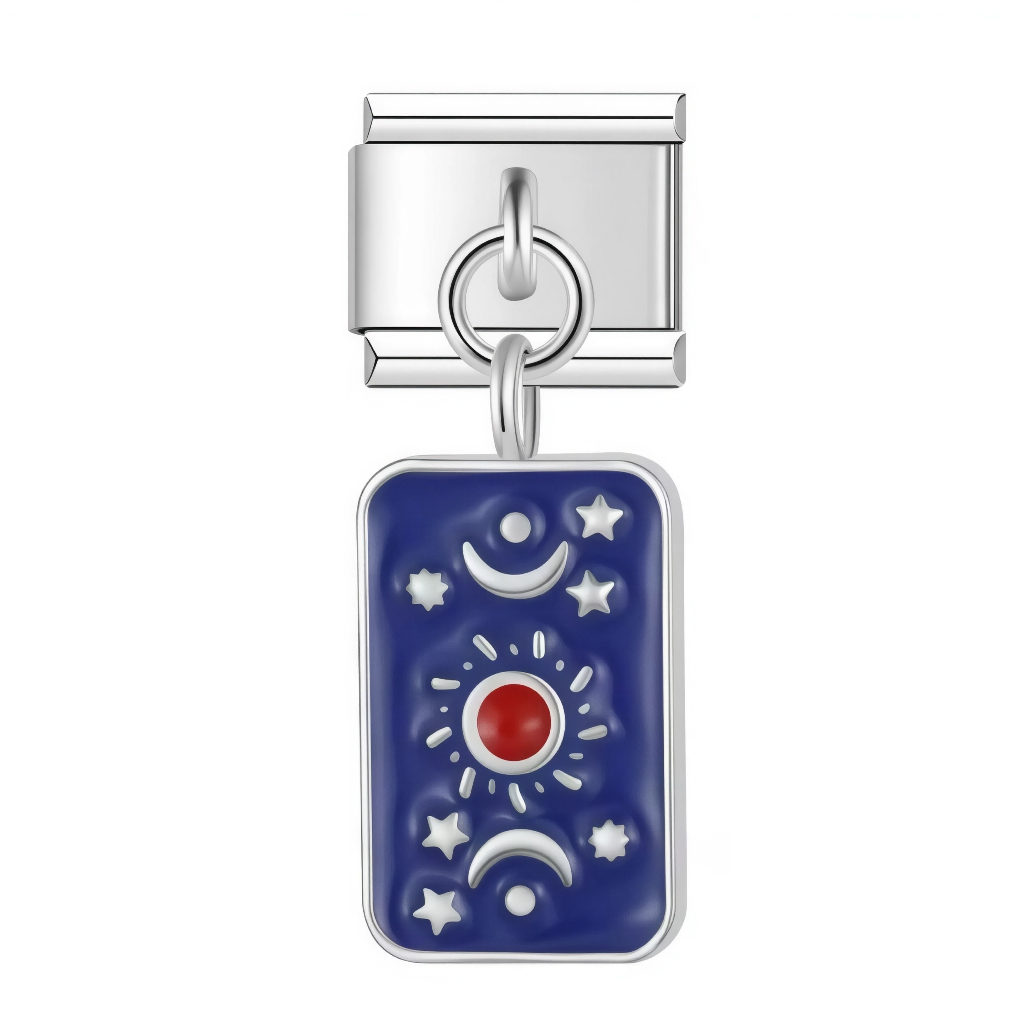 Ce charm italien pendentif symbolise un ciel astrologique bleu avec deux lunes blanches, étoiles scintillantes et soleil rouge rayonnant central. Parfait pour les passionnés d'astrologie et d'horoscopes qui veulent guidance cosmique sur leur bracelet à charms italien.