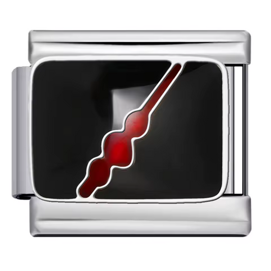 Ce charm italien dynamique représente le célèbre balai volant de Harry Potter, mis en valeur par un élégant fond noir et une touche de rouge vibrante. Confectionné en acier inoxydable argenté de haute qualité, il allie finesse des détails et finition brillante, parfait pour les passionnés de l’univers magique. Facile à fixer, il s’intègre parfaitement à nos bracelets composés de 17 maillons extensibles et réglables, adaptés à tous les poignets. Compatible avec tous nos charms italiens