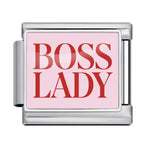 Affirmez votre style avec ce charm italien en&nbsp;argent&nbsp;inspiré d’une véritable&nbsp;Boss Lady. Son design élégant et moderne symbolise la confiance, l’audace et la féminité d’une femme qui impose son univers avec classe. Un bijou tendance, raffiné et plein de caractère, parfait pour ajouter une touche glamour à votre collection.

Caractéristiques :

- Matière : Argent 925.
- Thème : Mode, glamour, boss lady, style italien.
- Design : Silhouette chic, allure affirmée, finitions argentées.
- Compatibi