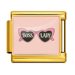 Affirmez votre style avec ce charm au look audacieux et glamour. Sa couleur dorée lui donne une allure chic et lumineuse, tout en conservant l’esprit moderne, féminin et tendance de la&nbsp;Boss Lady. C’est un bijou parfait pour ajouter une touche élégante et fun à votre collection.

Caractéristiques :

- Couleur : Doré.
- Thème : Mode, glamour, boss lady.
- Design : Lunettes roses, silhouette élégante, finitions dorées.
- Compatibilité : Bracelet charms ou collection pop fashion.