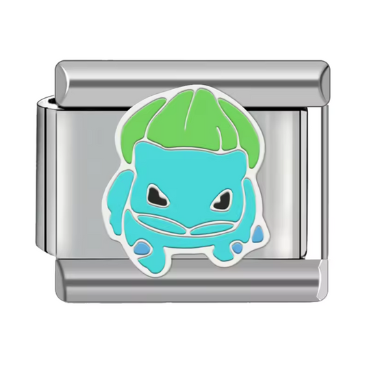 Ce charm italien adorable représente Bulbizarre, le Pokémon starter de type plante célèbre pour sa petite plante sur le dos. Confectionné en acier inoxydable argenté de haute qualité, il offre des détails soignés et une finition brillante qui séduiront les fans de l’univers Pokémon. Facile à fixer, il s’intègre parfaitement à nos bracelets composés de 17 maillons extensibles et réglables, adaptés à tous les poignets. Compatible avec tous nos charms italiens, ce bijou est idéal pour apporter une touche natur