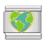 Ce charm italien en forme de cœur intègre une représentation détaillée de la Terre, symbole d’amour et de protection de notre planète. Fabriqué en acier inoxydable de haute qualité, il allie robustesse et finesse des détails pour un rendu élégant et engagé. Facile à fixer, il s’adapte parfaitement à nos bracelets composés de 17 maillons extensibles et réglables, convenant à toutes les tailles de poignet. Compatible avec tous nos charms italiens