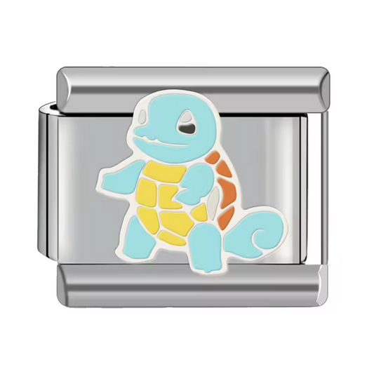 Ce charm italien craquant représente Carapuce, le célèbre Pokémon de type eau au sourire espiègle. Confectionné en acier inoxydable argenté de haute qualité, il offre des détails précis et une finition brillante qui raviront les fans de l’univers Pokémon. Facile à fixer, il s’intègre parfaitement à nos bracelets composés de 17 maillons extensibles et réglables, convenant à tous les poignets. Compatible avec tous nos charms italiens, ce bijou est parfait pour apporter une touche fraîche et ludique à votre co
